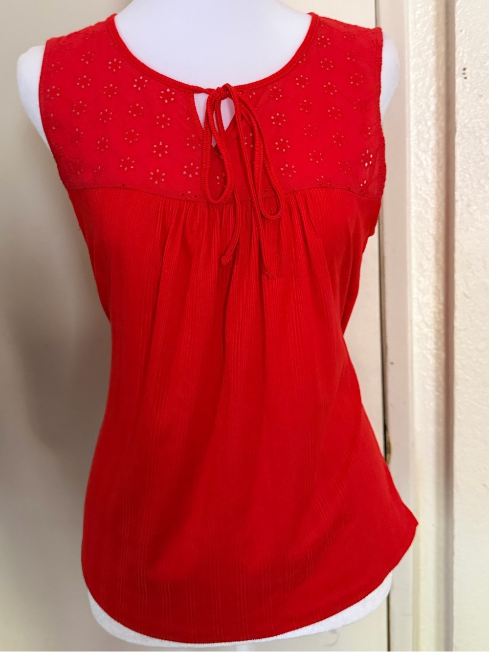 Active USA Red Sleeveless Tie-Neck Eyelet Yoke Tank